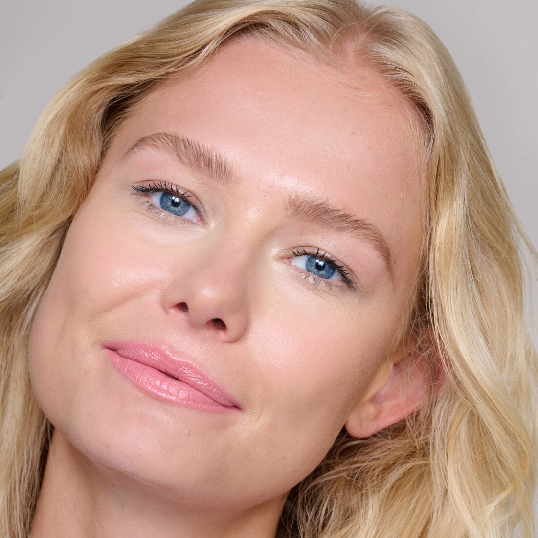 Precision brow detailer (impeccably blonde)